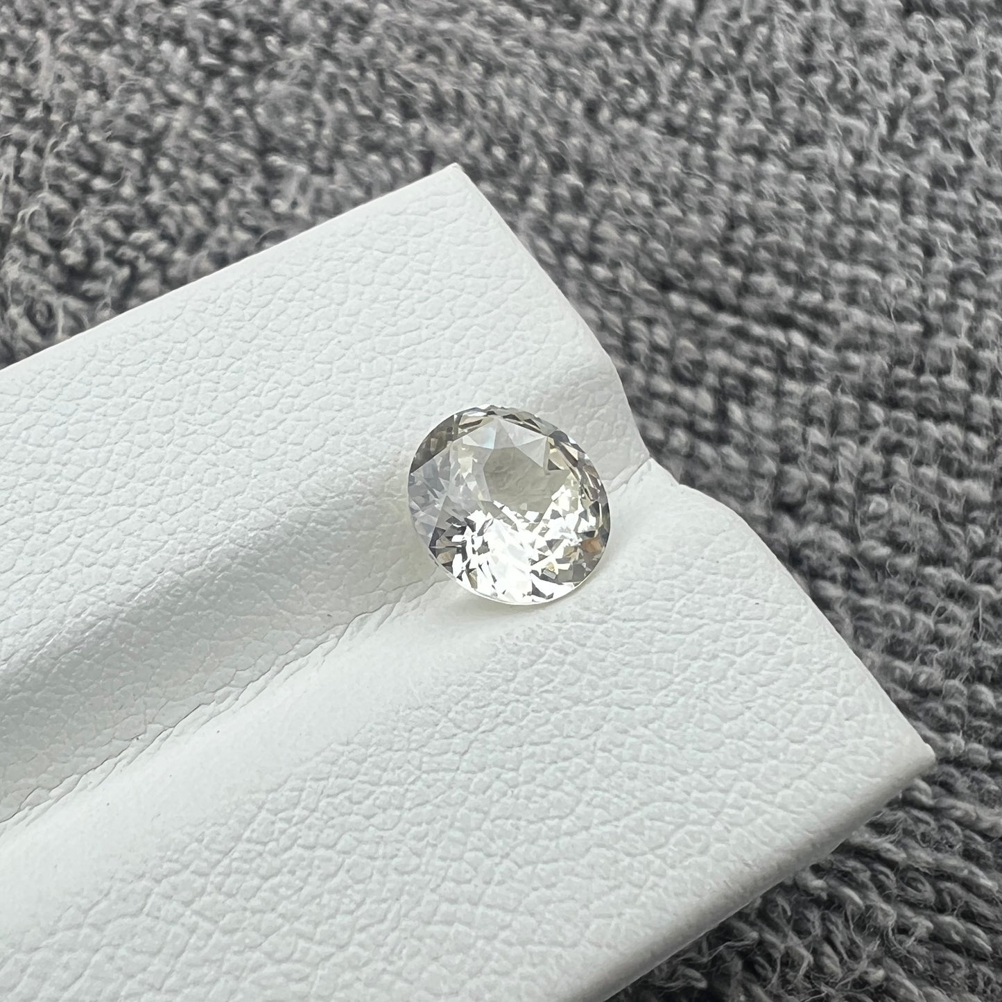 Natural White Sapphire – 2 Carat+ Ceylon Sri Lanka Gemstone with Diamond-Like Sparkle for Fine Jewelry & Engagement Rings